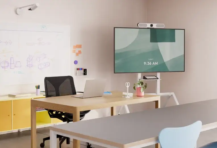 Petite salle de réunion avec équipement de visioconférence insuffisant