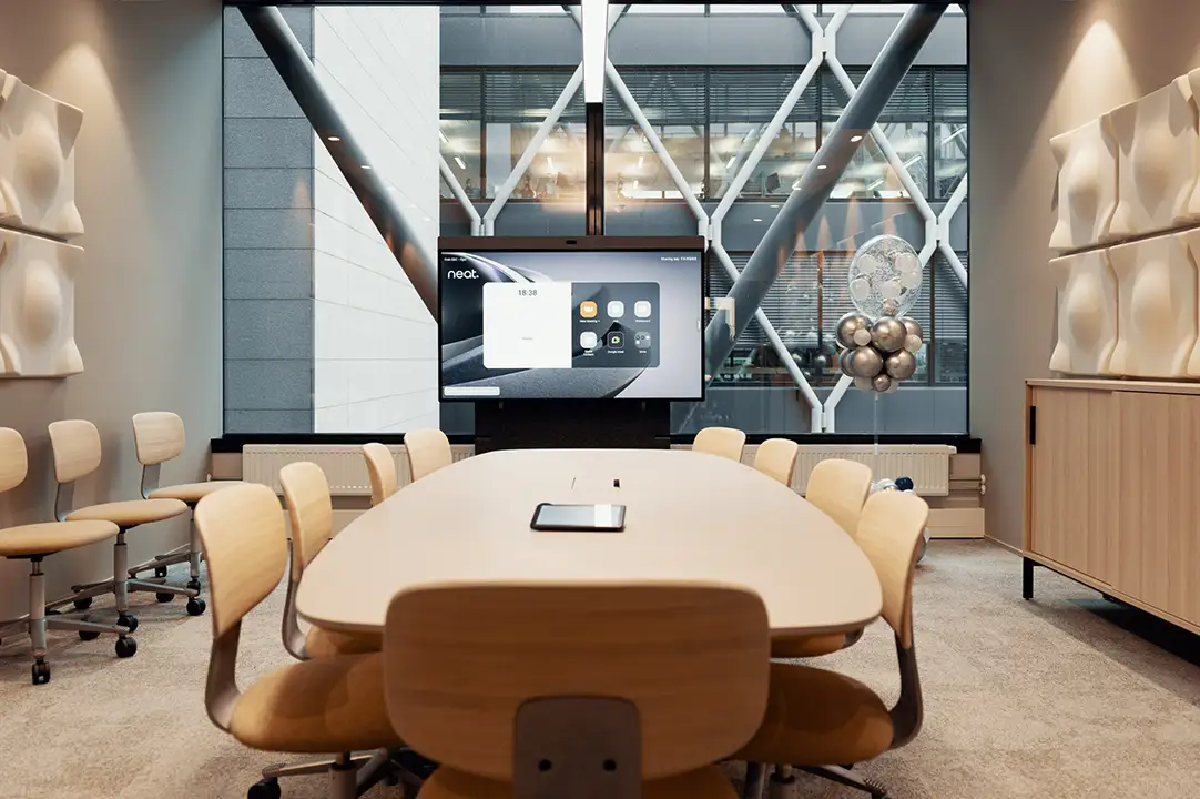 Neat Board Pro installé dans une salle de réunion hybride