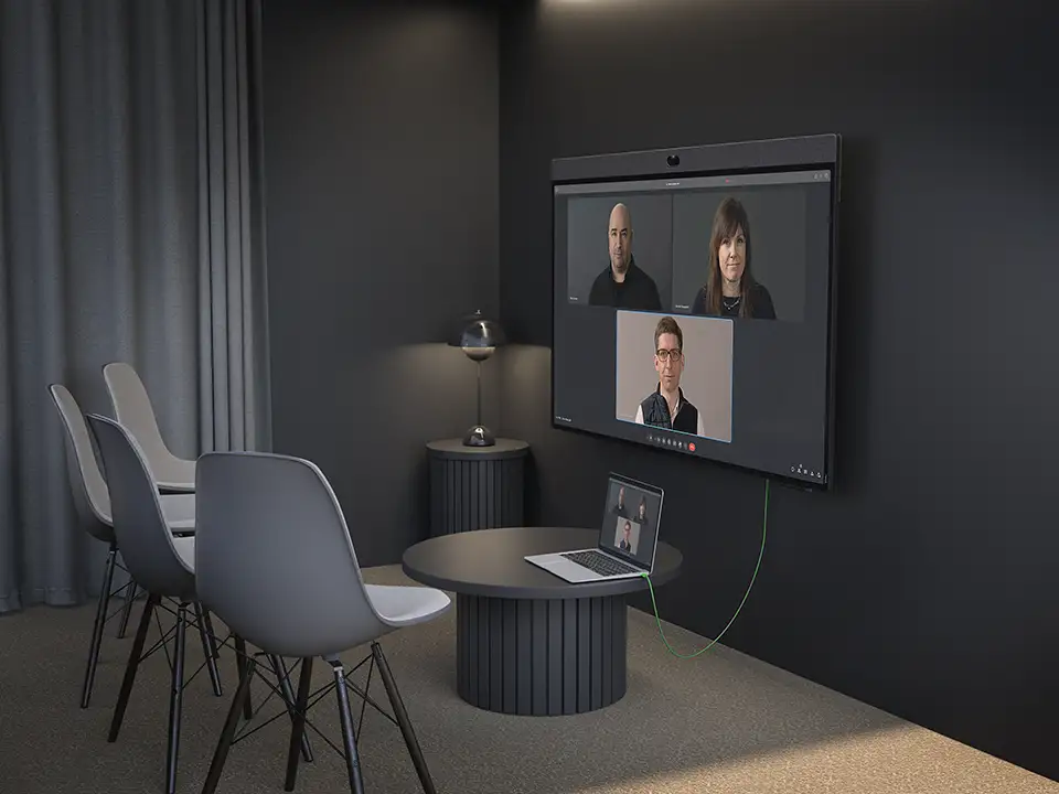 Écran collaboratif tout-en-un dans une petite salle de réunion