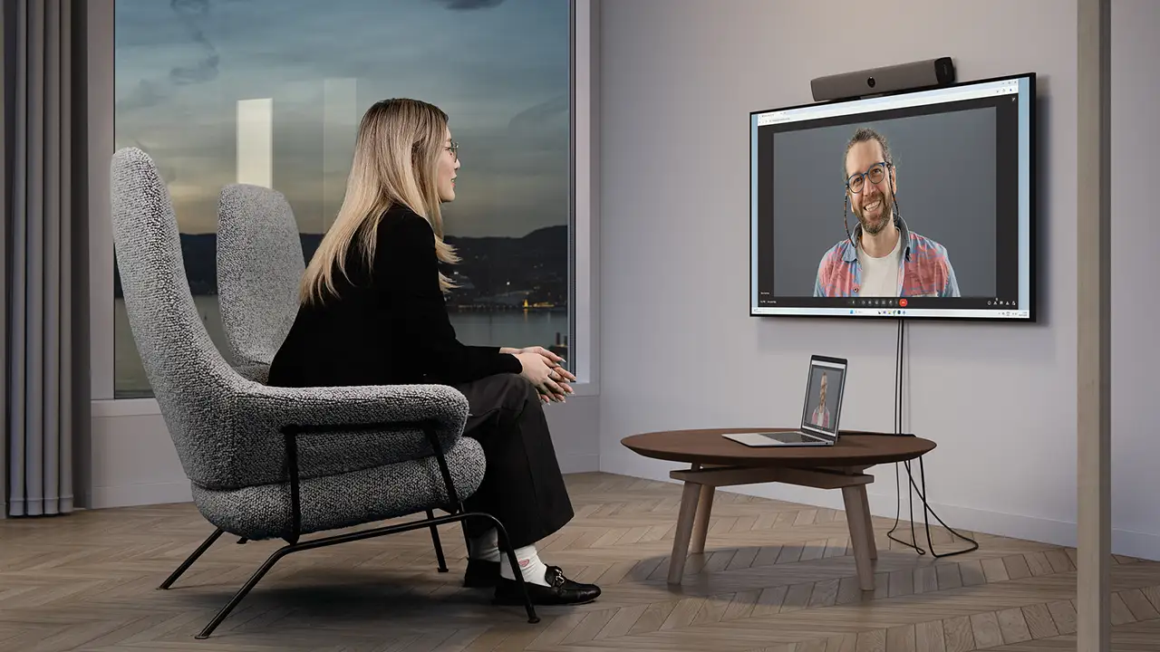 Barre de visioconférence tout-en-un installée dans une huddle room